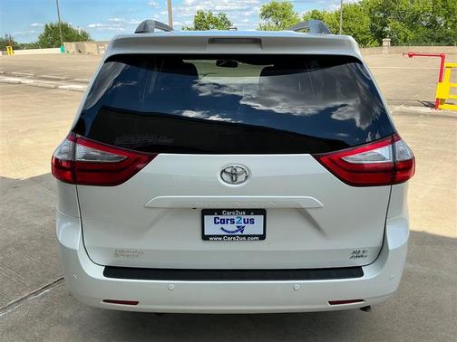 Blizzard Pearl 2017 Toyota Sienna XLE Premium