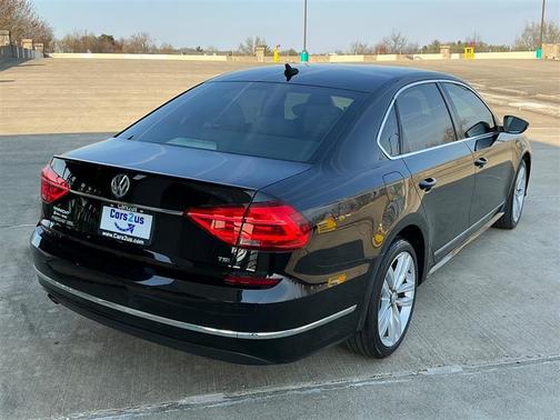 Black Uni 2016 Volkswagen Passat 1.8T SEL