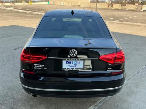 Black Uni 2016 Volkswagen Passat 1.8T SEL