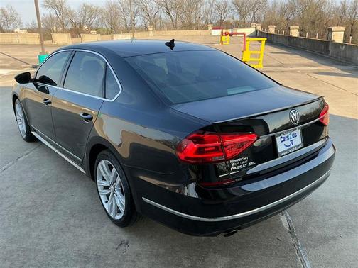 Black Uni 2016 Volkswagen Passat 1.8T SEL