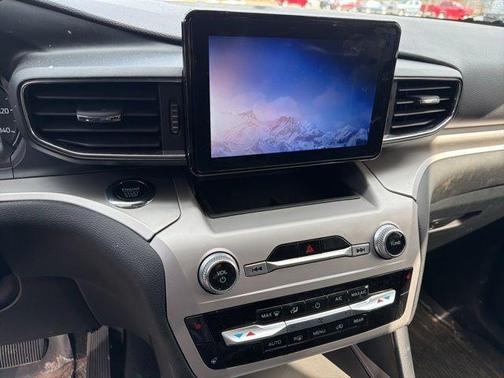 Star White 2022 Ford Explorer XLT