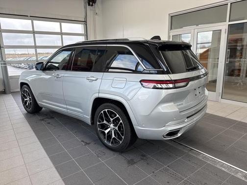 2022 Jeep Grand Cherokee Summit