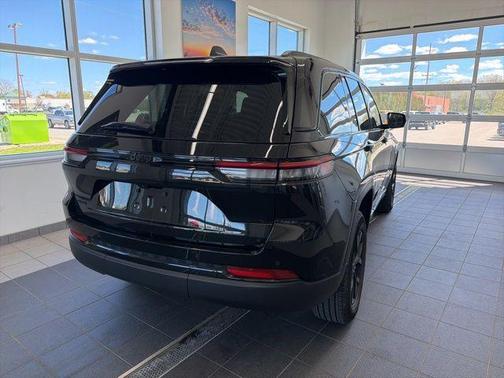 Diamond Black 2025 Jeep Grand Cherokee Laredo