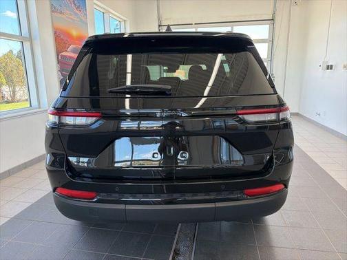 Diamond Black 2025 Jeep Grand Cherokee Laredo