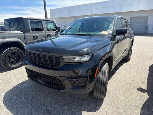 Diamond Black 2025 Jeep Grand Cherokee Laredo