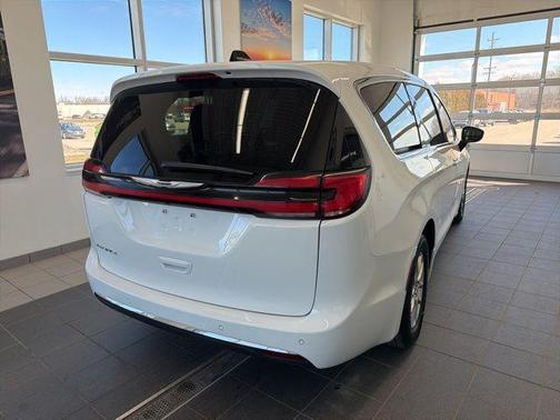 2024 Chrysler Pacifica Touring-L