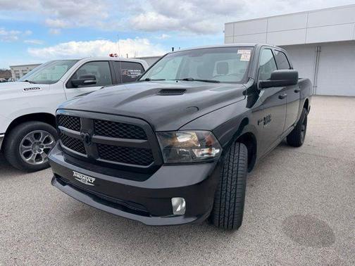 Brilliant Black Crystal Pearlcoat 2019 RAM 1500 Classic Express