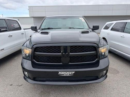 Brilliant Black Crystal Pearlcoat 2019 RAM 1500 Classic Express