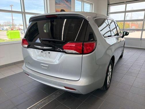 Silver Mist Clearcoat 2023 Chrysler Voyager LX