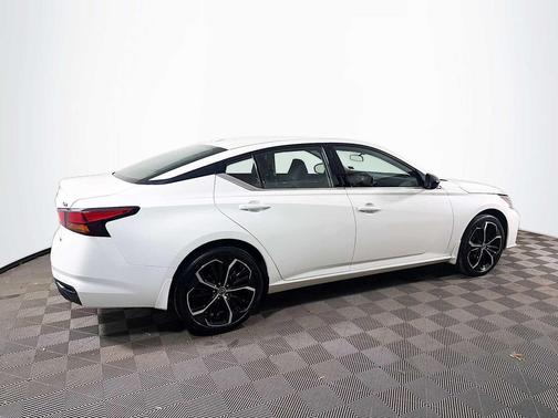 Pearl White Tricoat 2025 Nissan Altima SR AWD