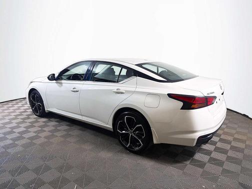Pearl White Tricoat 2025 Nissan Altima SR AWD