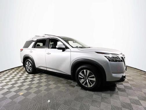 2022 Nissan Pathfinder SL