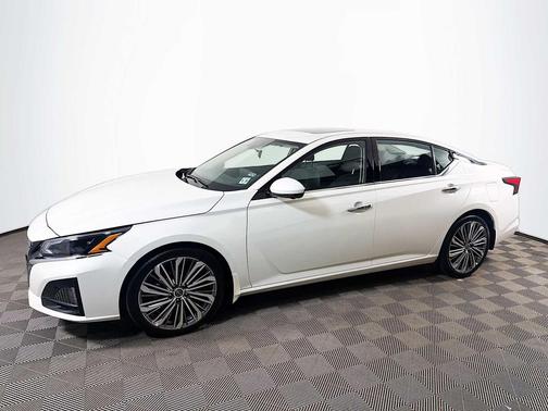 Pearl White Tricoat 2025 Nissan Altima SL FWD