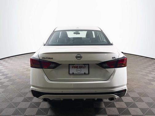 Pearl White Tricoat 2025 Nissan Altima SL FWD