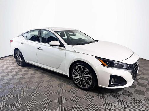 Pearl White Tricoat 2025 Nissan Altima SL FWD