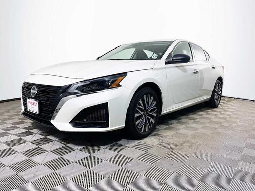 Pearl White Tricoat 2025 Nissan Altima SV AWD