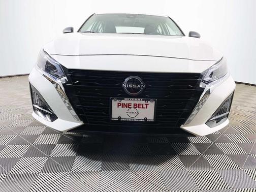 Pearl White Tricoat 2025 Nissan Altima SV AWD