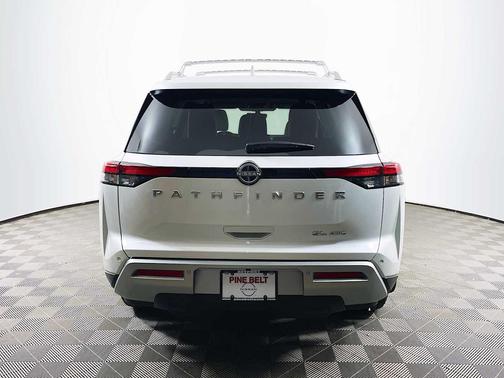2025 Nissan Pathfinder SL 4WD