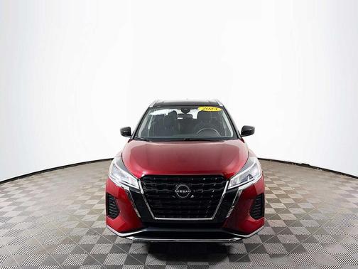 Scarlet Ember Tintcoat/Super Black 2023 Nissan Kicks SV