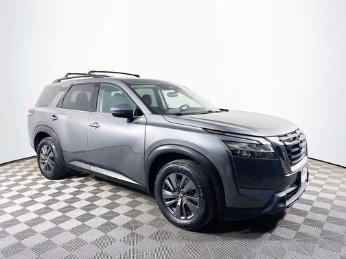2022 Nissan Pathfinder SV