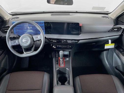 Aspen White Tricoat/Super Black 2026 Nissan Kicks SR