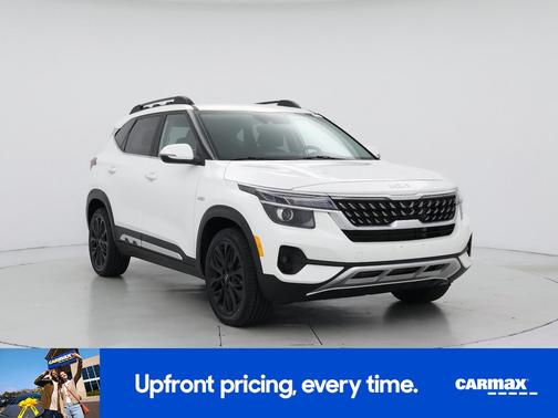 White 2022 Kia Seltos Nightfall