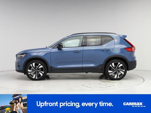 2023 Volvo XC40 B5 Plus Dark Theme