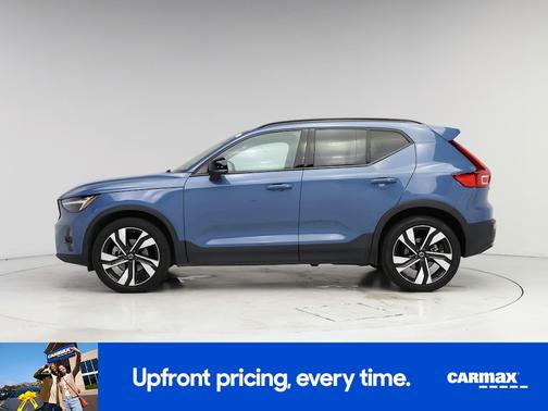 2023 Volvo XC40 B5 Plus Dark Theme