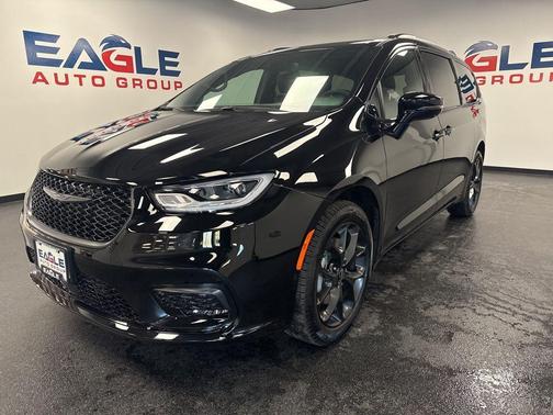 Diamond Black 2026 Chrysler Pacifica Select