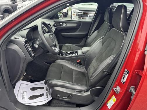 2022 Volvo XC40 T5 R-Design
