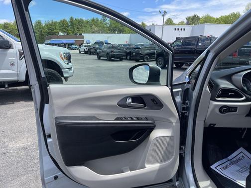 Silver Mist Clearcoat 2023 Chrysler Pacifica Touring L