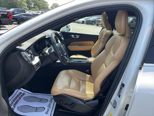 2020 Volvo XC60 T5 Momentum