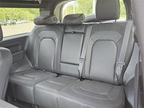 2024 Land Rover Defender P400 X-Dynamic SE