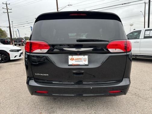 2023 Chrysler Voyager LX