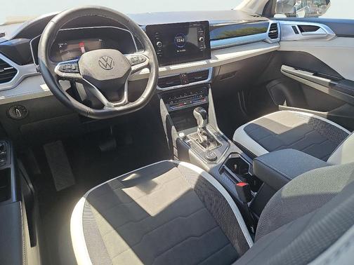 Platinum Gray Metallic 2025 Volkswagen Taos 1.5T SE