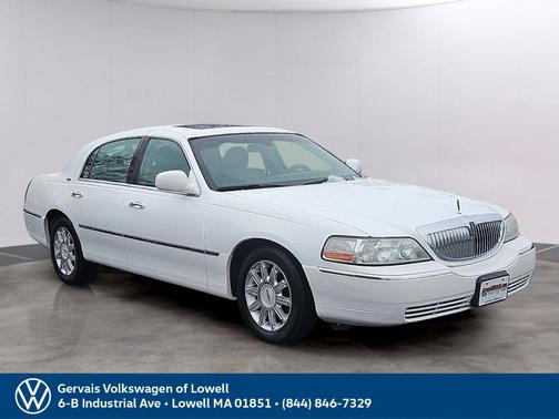 White 2007 Lincoln Town Car Signature Limited