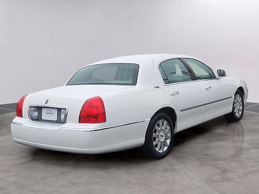 White 2007 Lincoln Town Car Signature Limited
