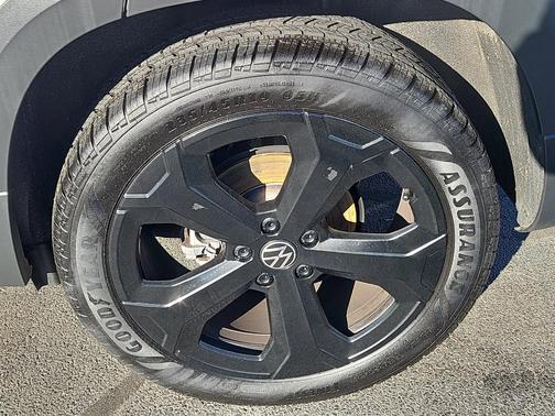 2025 Volkswagen Taos 1.5T SE Black