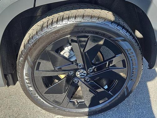 2025 Volkswagen Taos 1.5T SE Black