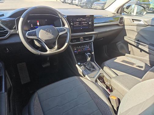 2025 Volkswagen Taos 1.5T SE Black