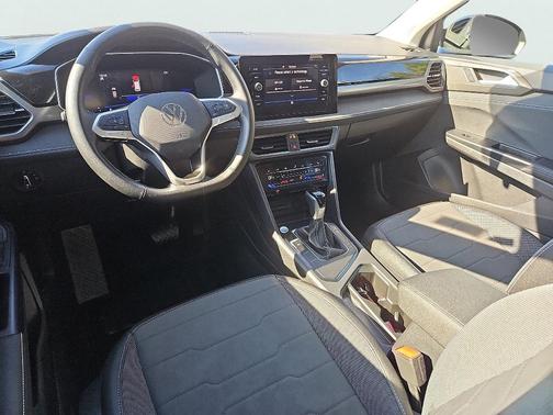 2025 Volkswagen Taos 1.5T SE Black