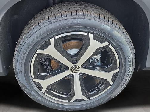 Platinum Gray Metallic 2026 Volkswagen Tiguan 2.0T SE