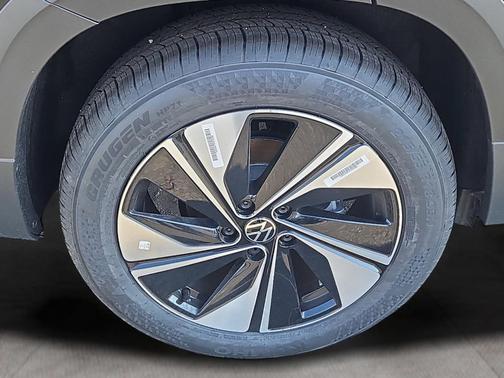 Deep Black Pearl Effect 2026 Volkswagen Taos 1.5T SE