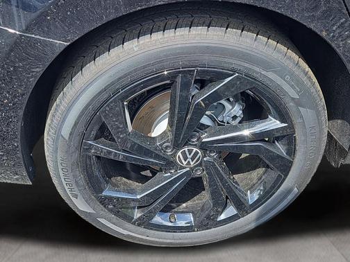 Deep Black Pearl Effect 2026 Volkswagen Jetta 1.5T SE