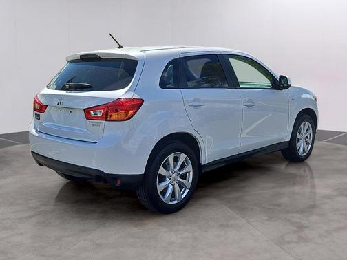 White 2014 Mitsubishi Outlander Sport ES