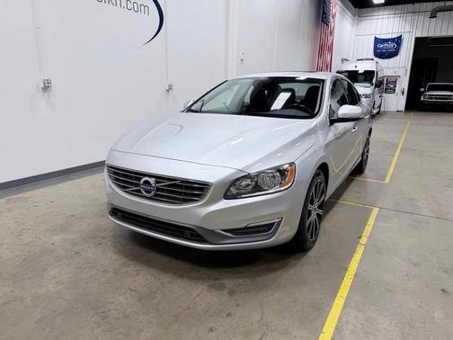 Bright Silver Metallic 2018 Volvo S60 Inscription T5
