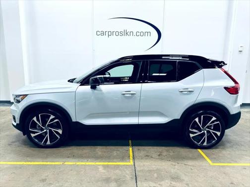 2022 Volvo XC40 T5 R-Design