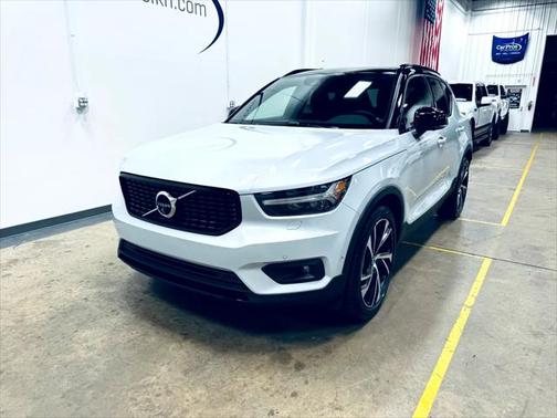 2022 Volvo XC40 T5 R-Design