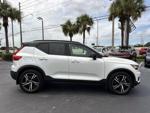 2022 Volvo XC40 T5 R-Design