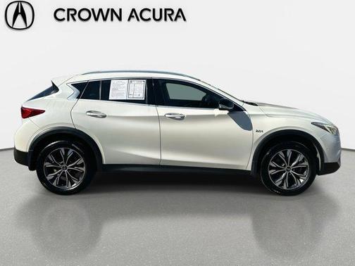 2017 INFINITI QX30 Premium